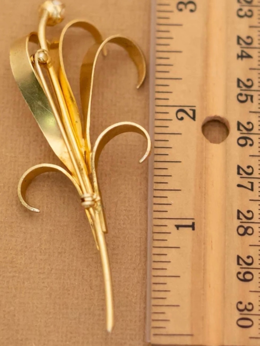 Vintage 1960s Gold-Tone Floral Swirl Brooch with Pearl Accent - Picture 4 of 10